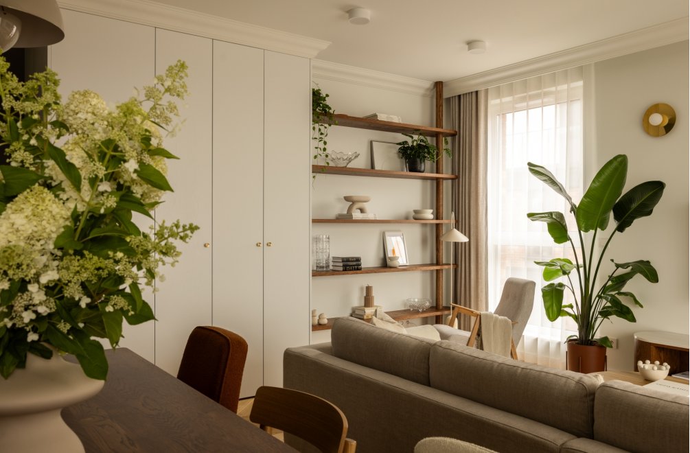 „Meble na wymiar czy gotowe? Porównanie, które rozwiewa wątpliwości” → Różnice w trwałości, funkcjonalności, cenach, możliwościach aranżacji.